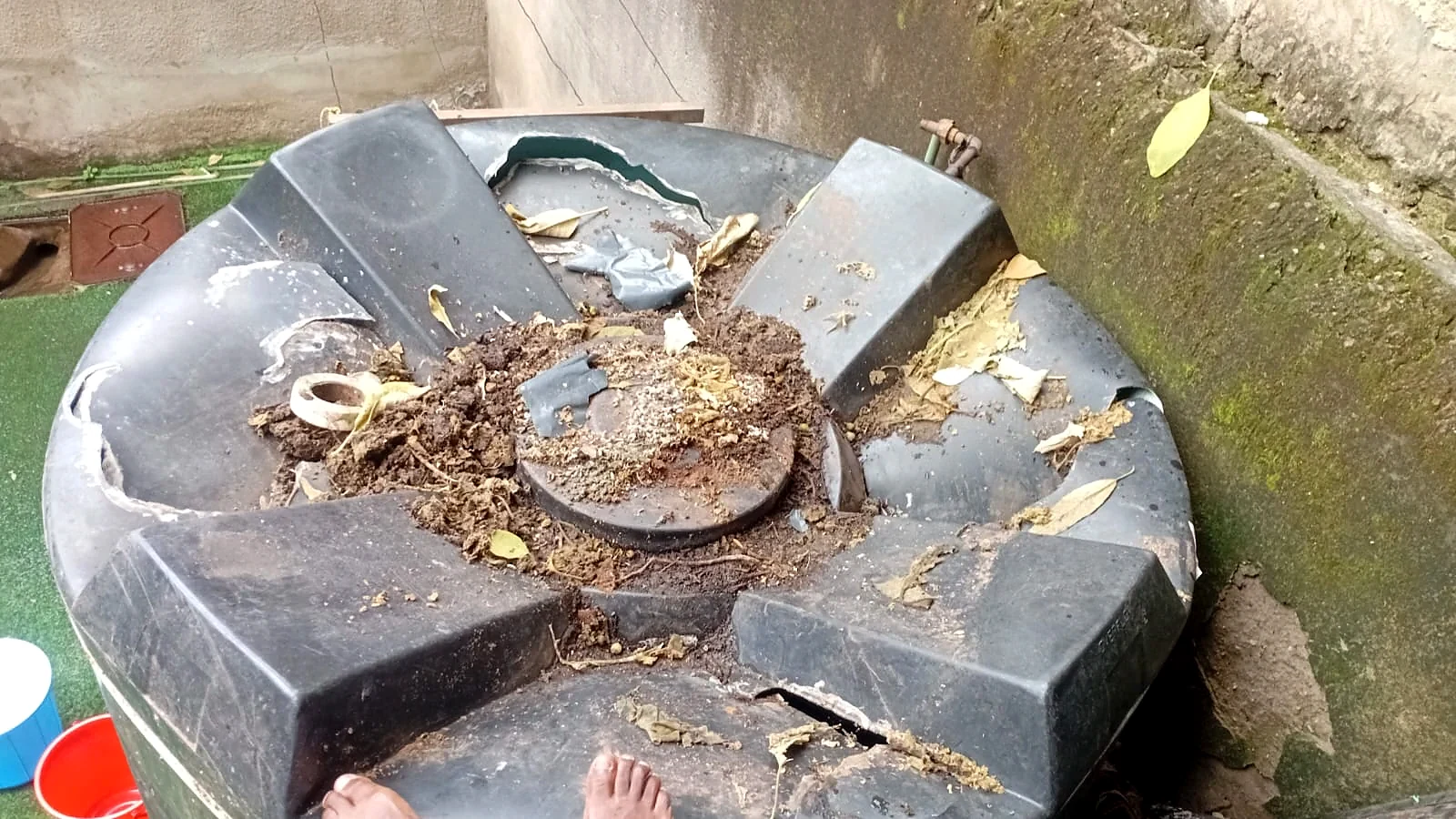 Welded reinforcement patches on a repaired tank
